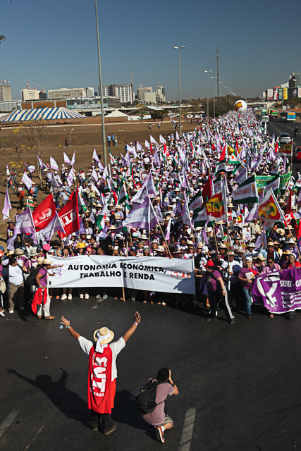 Mais de 100 mil ocuparam Brasília para cobrar resposta à pauta das trabalhadoras